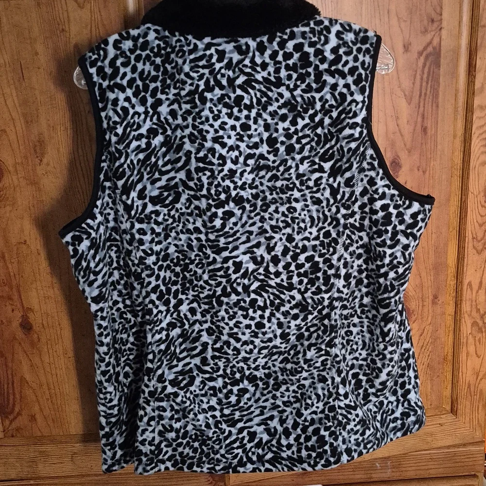 Sport Savvy Leopard Print Vest with Black Accents XL